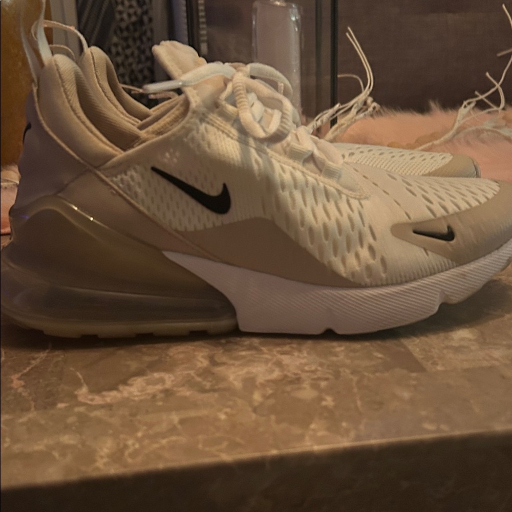 Woman’s Nike White and Gold Air270 Lightweight Sneakers size 7.5 - Picture 7 of 9